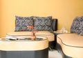 Terdiri dari Sofa Two Sitter, Begini Asiknya Aplikasi Warna Orange di Ruang Tamu!