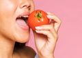 Tomat dan Bawang Merah Bisa Keluarkan Duri dari Kulit, Mau Coba?