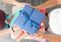 Jangan Sembarang Bungkus Paket Hadiah, Ini Tips Beri Bingkisan Biar Lebih Berkesan