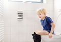 Hati-hati Saat Anak Menyentuh Benda, Begini Trik Dampangi Anak di Toilet Umum