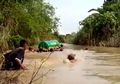 Viral di Media Sosial Mengenai Keranda Jenazah yang Dihanyutkan di Sungai, Begini Penjelasan Kades di Jawa Timur Ini