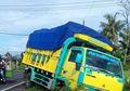 Sekelompok Remaja Nge-Prank Supir Truk Pake Pocong-Pocongan, Kendaraan Berat Sampai Nyungsep