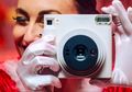 Kamera instax SQUARE SQ1 Nongol di Video Klip Terbaru Meghan Trainor
