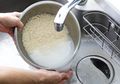 Stop Mencuci Beras Langsung di Panci Rice Cooker, Ini Alasannya!