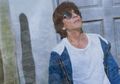 Mobilnya Sangat Mewah dengan Warna Merah yang Mencolok, Shah Rukh Khan jadi Sorotan saat Antarkan Anak ke New York