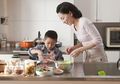 Isi Waktu di Rumah Saja, Ajak Anak Memasak Bersama, Lakukan Tips Aman Ini!
