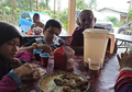 Harus Menanggung Malu, Keluarga Ini Mengira sedang Makan di Warung, Eh Ternyata Rumah Orang