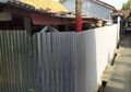 Masa Bodoh Dianggap Berlebihan dan Jadi Omongan Tetangga, Pria Ini Pagari Rumahnya dengan Seng Gara-gara Takut Corona: Ketakutan Saya Lebih dari Waga Lain