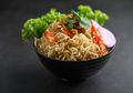 Hentikan Sekarang Juga! Makan Mi Instan Campur Nasi Dampaknya Berbahaya!