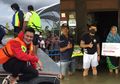 Baim Wong dan YouTuber Fadil Jaidi Turun Langsung Salurkan Bantuan untuk Kalimantan Selatan