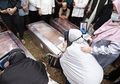 Meski dengan Sekuat Tenaga Antar 5 Jenazah Anggota Keluarga Termasuk Yumna Bocah Berjaket Pink Minnie Mouse, Irfansyah Akhirnya Menangis Pilu Saat Makamkan Keluarganya yang Jadi Korban Sriwijaya Air: Mereka Semua Orang Baik, Allah Lebih Sayang