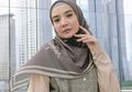 Zaskia Sungkar Pamer Perut Buncit Pakai Dress Bermotif, Tas Ratusan Juta Rupiah di Pundaknya Justru Bikin Meringis!