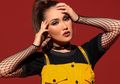 Pakai Celana Sobek Paha Mulus Terekspos, Ini Potret Seksi Ayu Ting Ting Beri Makan Singa Saat Plesiran