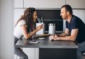 Hari Valentine Jadi Waktu Tepat Ajak Suami Bicara Soal Pembagian Tugas Rumah Tangga, Begini Caranya Moms