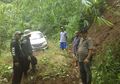 Membelah Jumat Malam, Mobil Avanza Berisi 7 Penumpang Termasuk Balita Ini Terjebak 3 Jam di Hutan Gunung Putri, Polisi: Kabut Tebal dan Hujan Deras