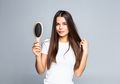 Rambut Rontok yang Dialami Perempuan, Ini Penyebabnya Menurut Dermatolog