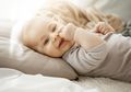 Bayi Sering Menjulingkan Matanya? Pahami 2 Penyebab Utama Mata Juling Pada Bayi dan Anak Ini