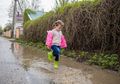 Orangtua Harus Tau, Ini 10 Tips Cegah Anak Sakit Usai Banjir di Rumah