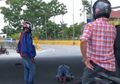 Seolah Gak Ada Takutnya, Viral Pria Melakukan Salat di Tengah Jalan, Pengendara Motor yang Lewat Spontan Lakukan Ini Padanya