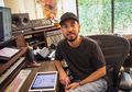 Interview Mike Shinoda: Single 'Happy Endings' dan Momen Bajak Hape Finneas