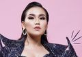 Tanpa Pakai Dalaman, Intip Gaya Seksi Ayu Ting Ting dalam Balutan Blazer dan Gaya Rambut Berantakan Saat Pemotretan
