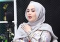 Disebut Jadi Istri Ketiga Uje, Jennifer Dunn Nyatanya Pernah Hidup Susah Terbatas Ekonomi Sebelum Digandeng Faisal Harris, Potret Rumah Lawasnya yang Sesak Penuh Perabot Lama Jadi Bukti