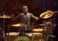 Tonton Aksi Gokil Travis Barker Main Drum Cuma Dengan Satu Tangan