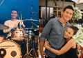 Betah Sendiri Usai Putus dari Ariel NOAH, Sophia Latjuba Mendadak Disorot Usai Peluk Erat Lelaki Muda yang Diduga Pacar Baru: Love Him To Pieces!