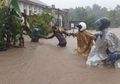 Aliran Air Mendadak Masuk ke Rumah hingga Setinggi Dada Orang Dewasa, Korban Banjir Bandang di NTT Mengaku Gendong Anak Sambil Berjalan di Dalam Air, 'Kami Terus Berdoa'