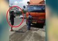Buat Petugas Dishub yang Memeriksa Lari Pontang-panting, Sopir Truk Ini Ngamuk Saat KIR-nya Disita: Kami Bukan Kaleng-kaleng!