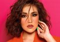 Pakai Gaun Super Mewah Tapi Malah Pose Jongkok, Ayu Ting Ting Pilih Tutup Kolom Komentar, Takut Dihujat?