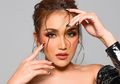 Saat Ayu Ting Ting Sibuk Rekam Aksi Bilqis, Netizen Justru Salah Fokus dengan Chat WhatsApp yang Masuk ke Ponsel Sang Biduan, Begini Bunyinya