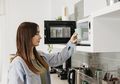 Coba Diamkan Campuran Air Hangat dengan Sabun Cuci Piring Saat Bersihkan Microwave, Jadi Baru Lagi!