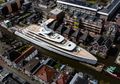 Superyacht Besar Meremas Kanal-Kanal Belanda yang Sempit