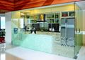 3 Fakta Positif Dapur Putih Terpisah Transparan dengan Ruang lain