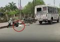 Saking Amburadulnya Kondisi di India Akibat Covid-19, Ambulans Bobrok Sampai Digunakan Untuk Membawa Mayat Pasien Covid-19, Jenazahnya Malah Terjatuh di Jalanan