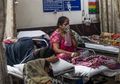 Tsunami Covid-19 India Buat Rumah Sakit Kehabisan Tempat Tidur, Para Pasien Dongkrok di UGD Sampai 2 Hari Tanpa Fasilitas, Begini Pemandangan Mirisnya