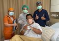 Rebut Hati Penggemar Hingga Bisa Jadi Pengacara Rp30 M, Hotman Paris Terbaring Lemah di Ranjang RS Hanya karena Mahkluk Kecil Ini!