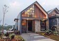 Rumah Tropis Berkonsep Villa Ini Memanfaatkan Kontur Lahan dan Sejuknya Alam Cikeas