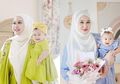 Inspirasi Baju Couple Ibu dan Anak Perempuan ala Desainer Dian Pelangi, Warnanya Cerah Ceria Banget!