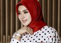 3 Gaya Hijab Kasual dengan Celana Jeans dan Kemeja Ala Syahrini, Cocok Dicontek Pemula!