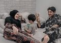 Emak-emak Makin Tergila-gila, Arya Saloka Terekam Kamera Sempatkan Salat di Ruangan Seadanya Meski Sedang Sibuk-sibuknya Syuting Ikatan Cinta, Netizen: Meleleh Banget...