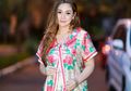 Momong Anak Main Basket Pakai Tank Top Putih Belahan Dada Rendah, Tato Celine Evangelista Jadi Sorotan