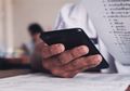 Pelajar Ini Ketahuan Mencontek dengan Menggunakan Smartphone 5G