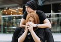 Setelah 4 Hari Ditahan, Wina Natalia Akhirnya Besuk Anji Manji dengan Pakaian Serba Hitam, Mantan Wishnutama Sebut Anak-anak Tak Tahu