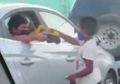 Bikin Nangis, Inilah Momen Mengharukan ketika Anak Orang Berada Bertukar Barang dengan Anak Jalanan, Netizen: Siapa yang Naruh Bawang di Sini?