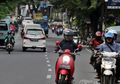 Awas, Bawa Motor sambil Ngobrol Bisa Didenda hingga Masuk Penjara Lho!
