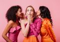 Intip 3 Urutan Zodiak yang Suka Gosip Jika Bertemu dengan Temannya!