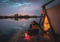 Unik! Hotel Rakit di Tengah Danau, Ruang Inapnya dari Tenda Tahan Cuaca Ekstrem