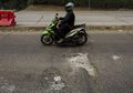 Teknik Aman Hadapi Lubang di Jalan saat Berkendara Motor!